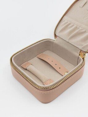 NWT Park and Buzz The Essential Jewelry Case in Beige Leather